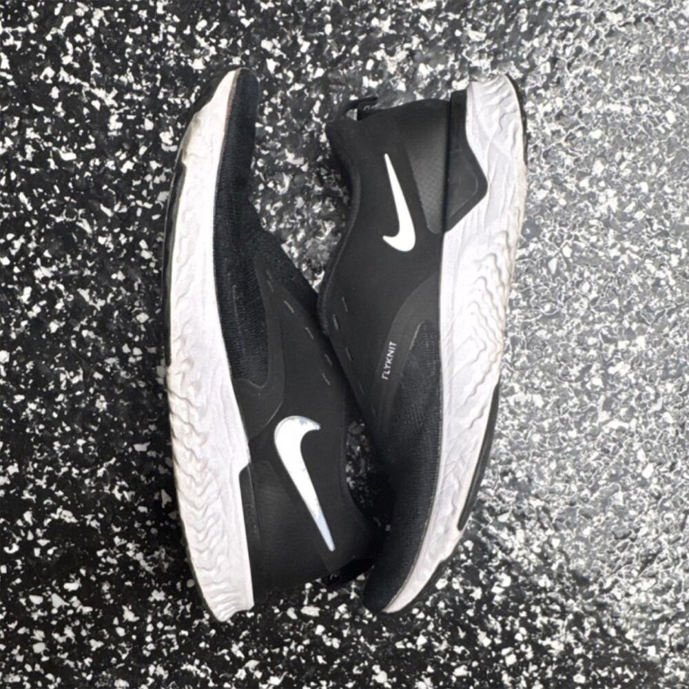 Nike Revolution 5 Black White 6.5 Unisex Kids Slip On Low Top Sneaker